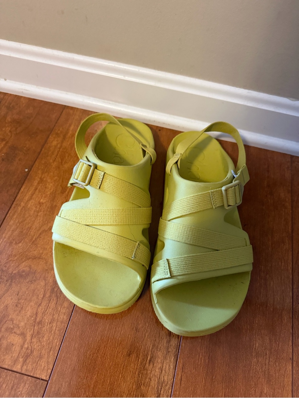 Women’s Chaco chillos sport size 11 green/yellow